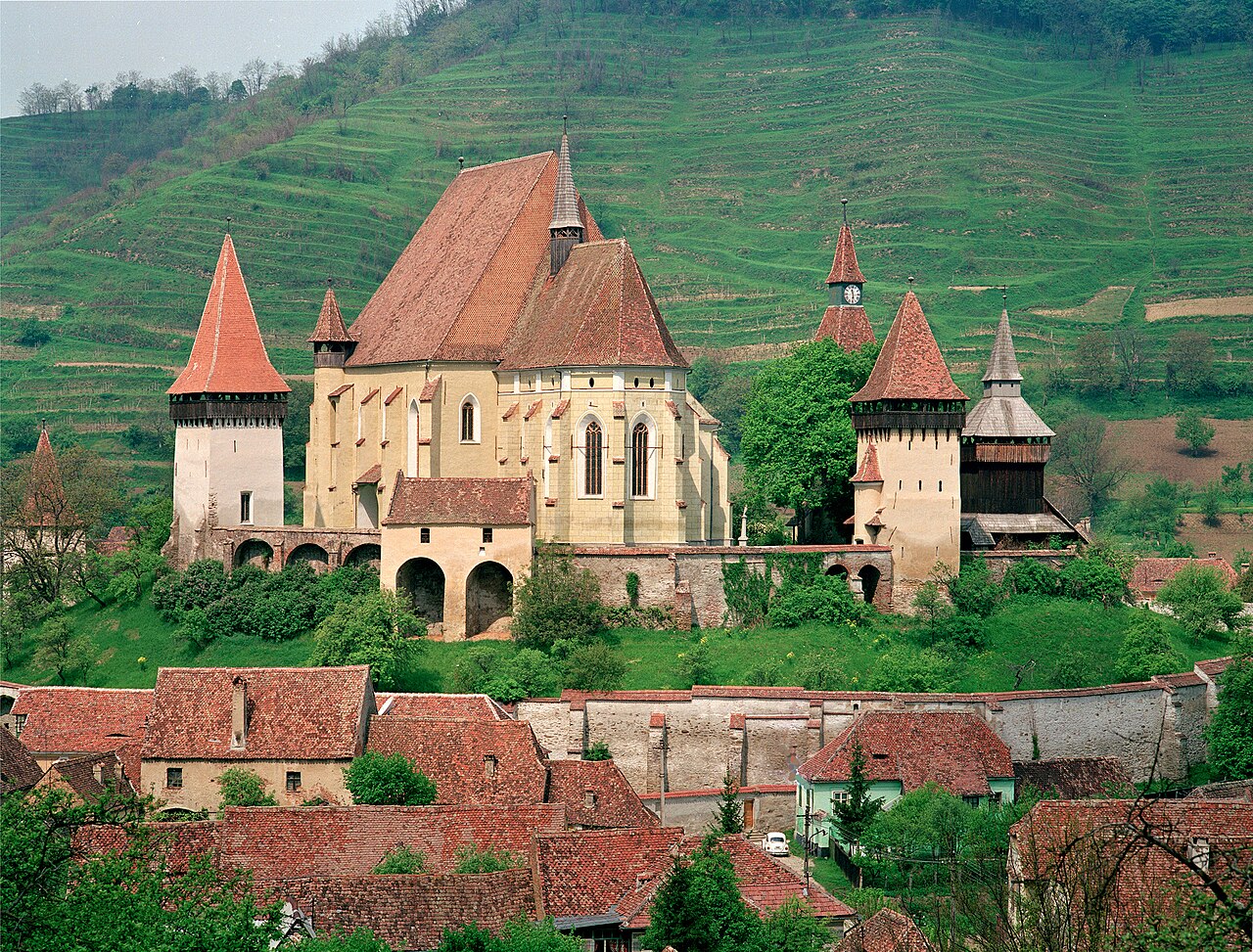 Biserica fortificată din Biertan, cu turnurile și zidurile de apărare, pe dealul din mijlocul satului