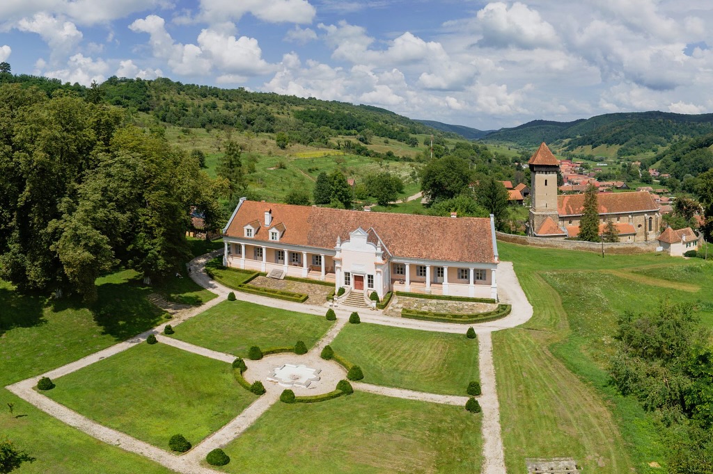 Vedere de sus asupra conacului Apafi din Mălâncrav, cu grădina și biserica satului alături